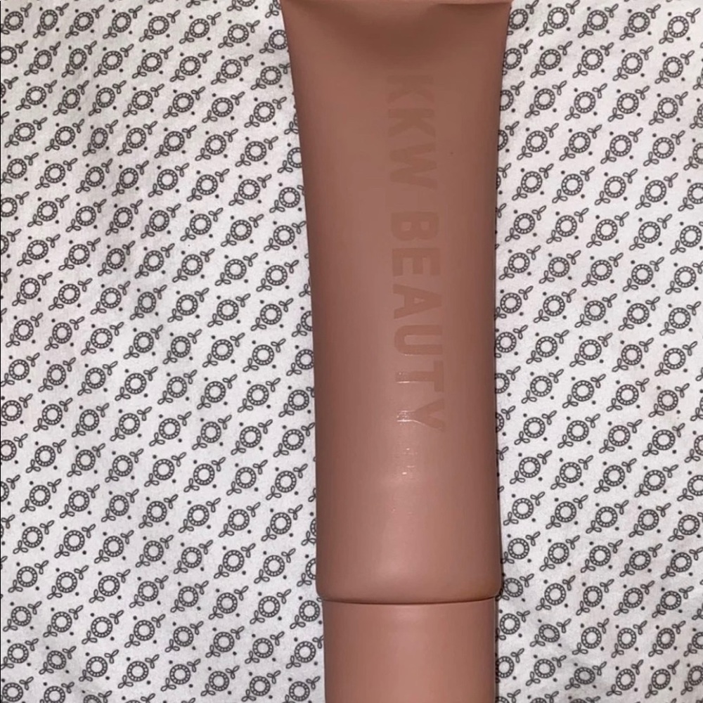 SOLD 🛍 KKW Body Foundatiobln
